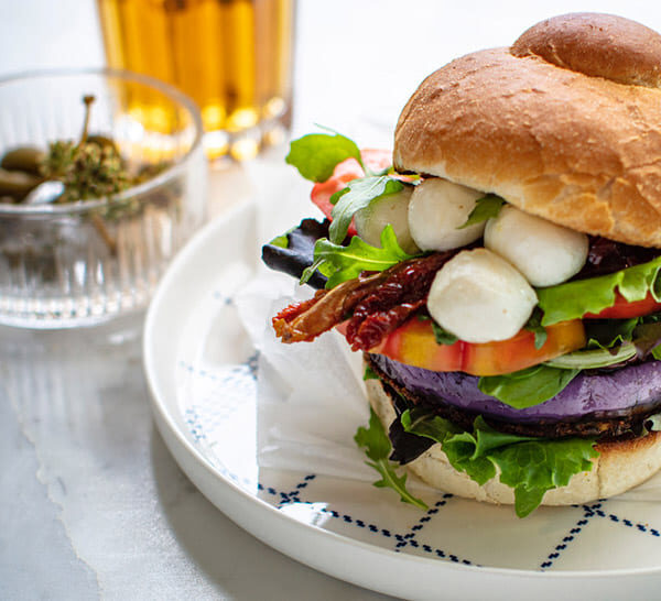 Burger di cotoletta di melanzana in brioche siciliana